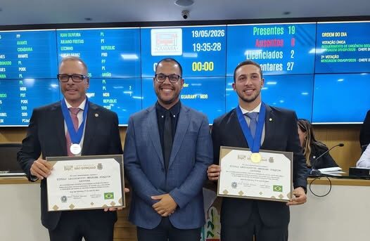 DEPUTADO GUILHERME DELAROLI E PRESIDENTE DA CÂMARA DE ITABORAI, JOÃO DELAROLI SÃO HOMENAGEADOS PELO LEGISLATIVO GONÇALENSE.