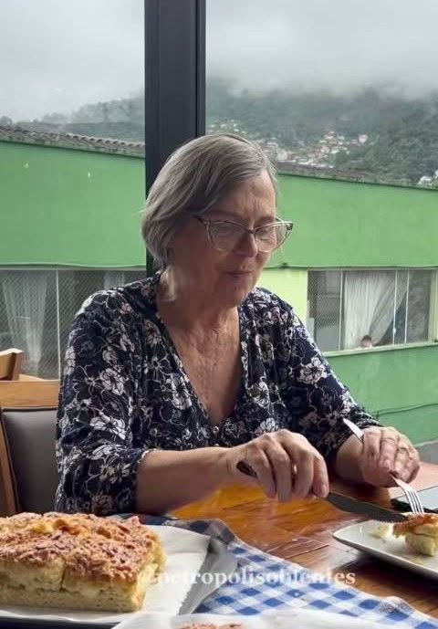 ELIZABETH GRABNER E SUA ARTE NO PREPARO DA” PICADA DE ABELHA ” SUCESSO NA BAUERNFEST.