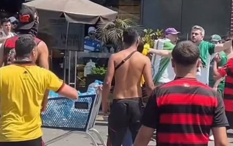 TORCEDORES DO FLAMENGO AGRIDEM PALMEIRENSES PROXIMO AO ESTÁDIO DE LIMA