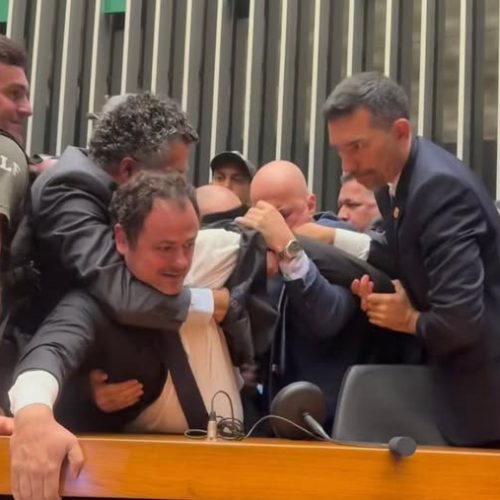 TCHAU QUERIDO!!! DEPUTADO GLAUBER BRAGA INVADE MESA DIRETORA E É RETIRADO DO PLENÁRIO A FORÇA