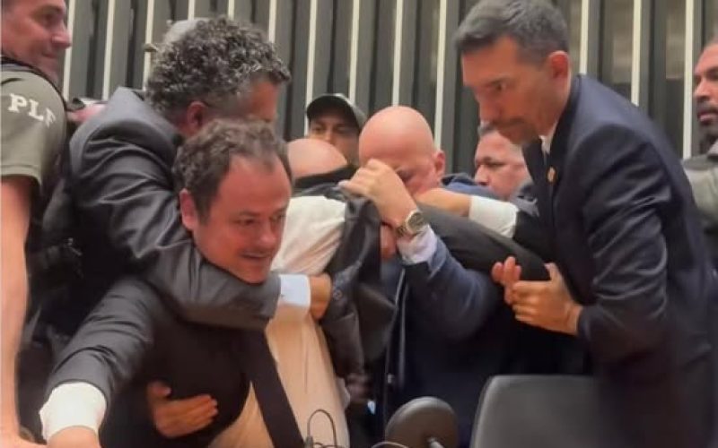 TCHAU QUERIDO!!! DEPUTADO GLAUBER BRAGA INVADE MESA DIRETORA E É RETIRADO DO PLENÁRIO A FORÇA