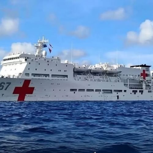 NAVIO HOSPITAL CHINÊS QUE PROIBIU ACESSO DE PROFISSIONAIS DE SAÚDE DEIXA O PORTO DO RIO.