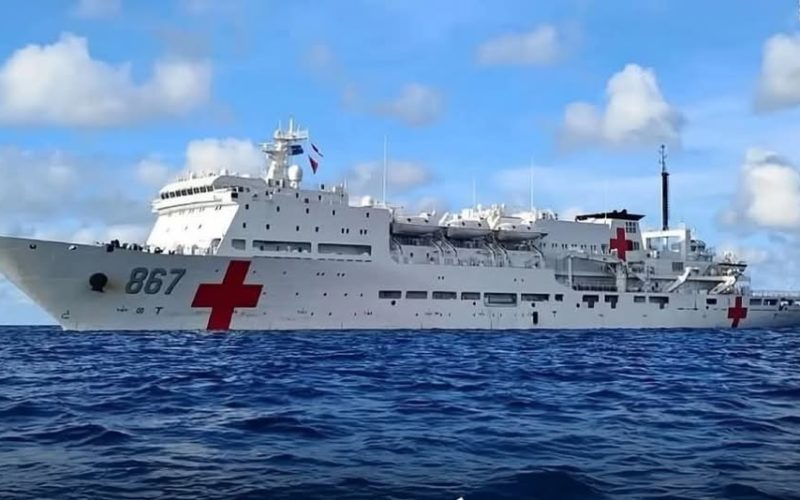 NAVIO HOSPITAL CHINÊS QUE PROIBIU ACESSO DE PROFISSIONAIS DE SAÚDE DEIXA O PORTO DO RIO.