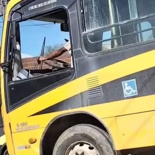 ÔNIBUS ESCOLAR DE TANGUÁ CIRCULA SEM VIDRO.