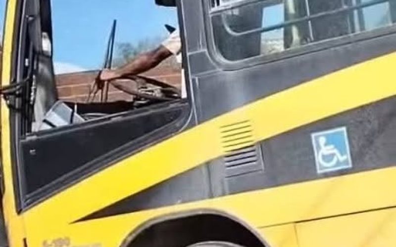 ÔNIBUS ESCOLAR DE TANGUÁ CIRCULA SEM VIDRO.