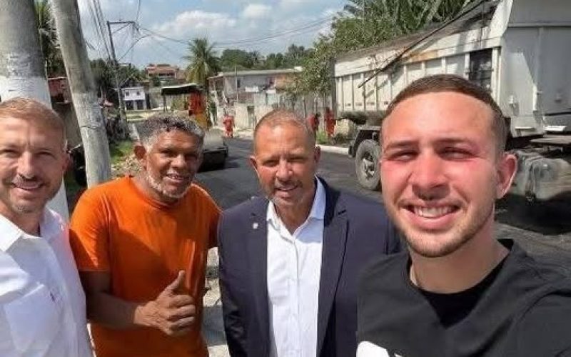 JOÃO DELAROLI ACOMPANHA OBRAS DE PAVIMENTAÇÃO NO BAIRRO JOAQUIM DE OLIVEIRA.