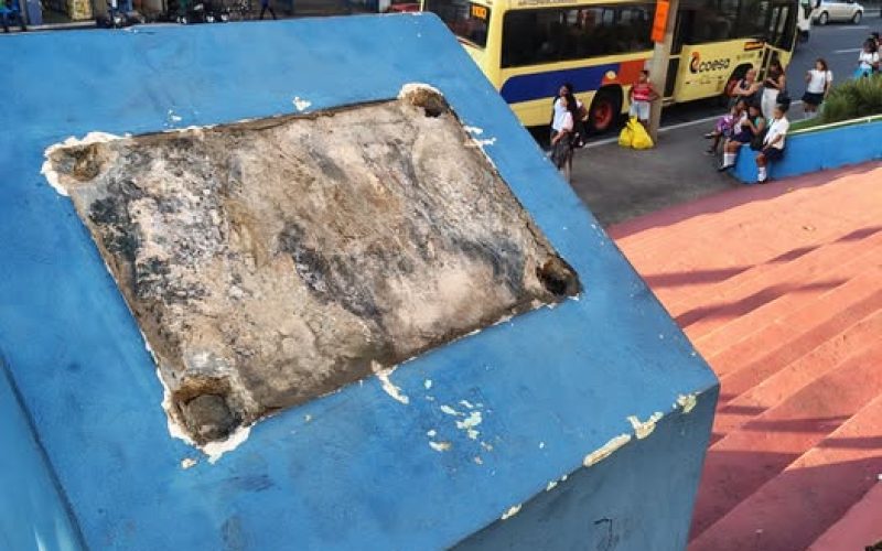 MORADORES DE RUA ROUBAM PLACA DA NOVA ILUMINAÇÃO DA IGREJA MATRIZ DE SÃO GONÇALO.
