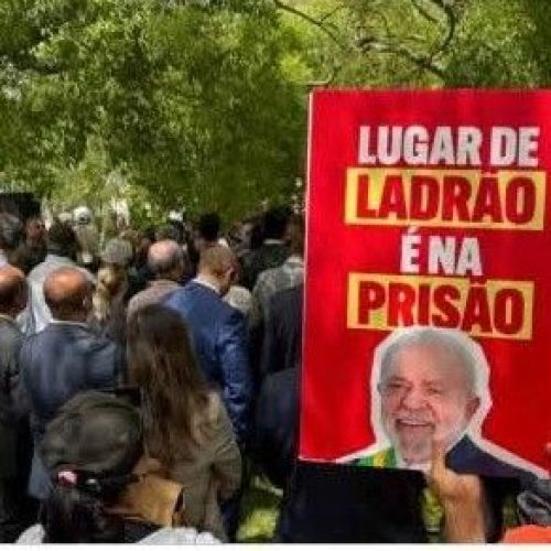 VAIAS E PALAVRAS COMO ” LULA LADRÃO “MARCAM CHEGADA DE LULA A LISBOA.