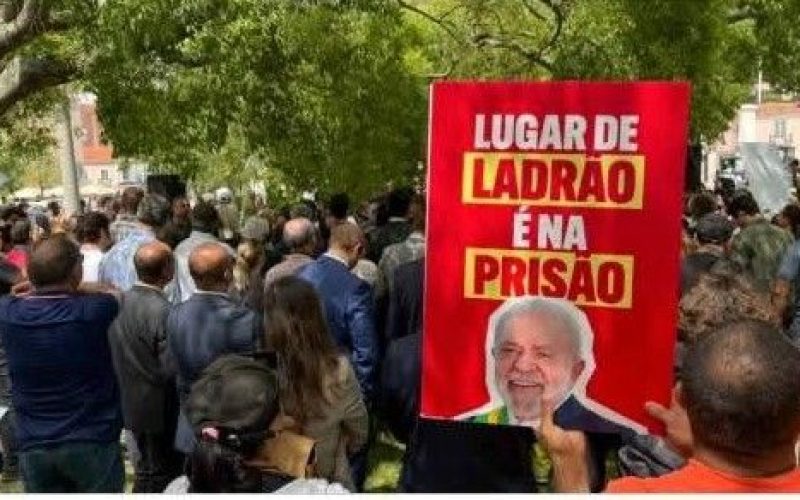 VAIAS E PALAVRAS COMO ” LULA LADRÃO “MARCAM CHEGADA DE LULA A LISBOA.
