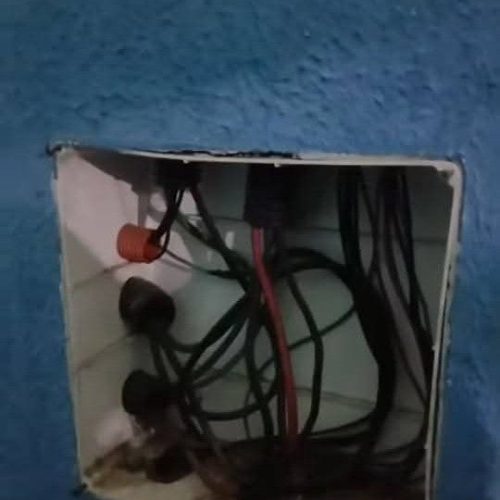 POPULARES RECLAMAM DA FALTA DE MANUTENÇÃO E DA FIAÇÃO EXPOSTA NO CENTRO DE REFERÊNCIA DA JUVENTUDE, DE TANGUÁ.