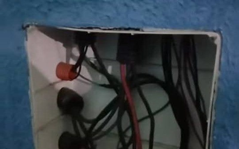 POPULARES RECLAMAM DA FALTA DE MANUTENÇÃO E DA FIAÇÃO EXPOSTA NO CENTRO DE REFERÊNCIA DA JUVENTUDE, DE TANGUÁ.