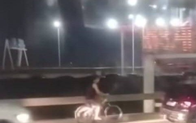 MAIS UM INDIVÍDUO FOI FLAGRADO ATRAVESSANDO A PONTE RIO NITEROI DE BICICLETA A BATERIA