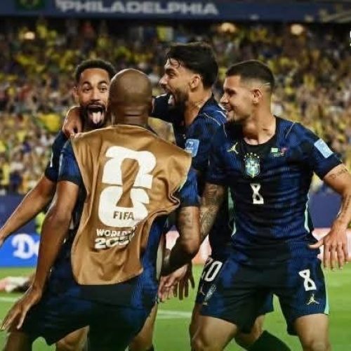 BRASIL COMEMORA VITÓRIA SOB A SELEÇÃO MAIS FRACA DA COPA .