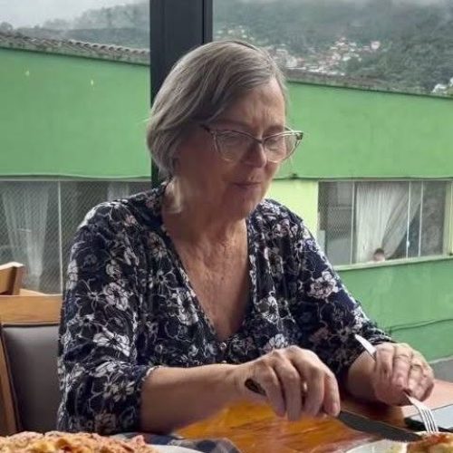 ELIZABETH GRABNER E SUA ARTE NO PREPARO DA” PICADA DE ABELHA ” SUCESSO NA BAUERNFEST.