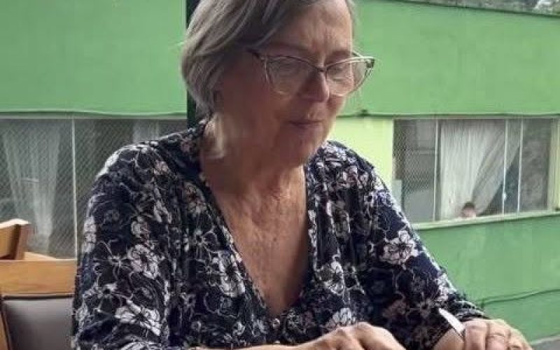 ELIZABETH GRABNER E SUA ARTE NO PREPARO DA” PICADA DE ABELHA ” SUCESSO NA BAUERNFEST.