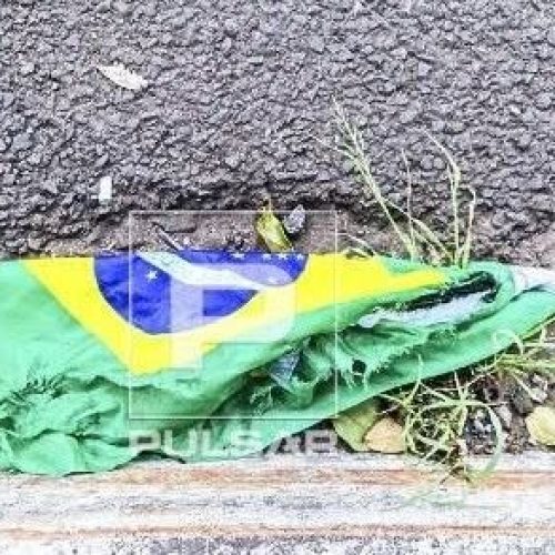 APÓS A DERROTA DA SELEÇÃO NA COPA, BANDEIRAS DO BRASIL SÃO JOGADAS NO LIXO POR TODO O PAIS.
