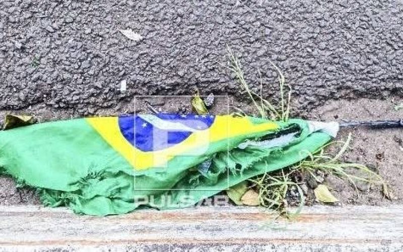APÓS A DERROTA DA SELEÇÃO NA COPA, BANDEIRAS DO BRASIL SÃO JOGADAS NO LIXO POR TODO O PAIS.