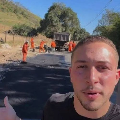 O JOVEM JOÃO DELAROLI NÃO PÁRA ! LEGISLADOR SUPERVISIONA PESSOALMENTE AS OBRAS NA ESTRADA DO CABUÇU