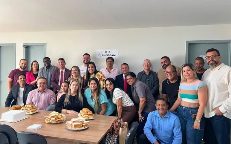 VEREADORES E SERVIDORES COMEMORAM O ANIVERSÁRIO DO PRESIDENTE SERGINHO DO PINHÃO.