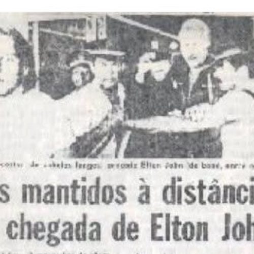 HÁ TRINTA ANOS, ELTON JOHN DAVA UM “” PITI “” EM SUA CHEGADA AO AEROPORTO NO RIO DE JANEIRO.