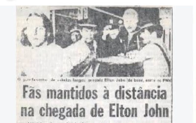HÁ TRINTA ANOS, ELTON JOHN DAVA UM “” PITI “” EM SUA CHEGADA AO AEROPORTO NO RIO DE JANEIRO.