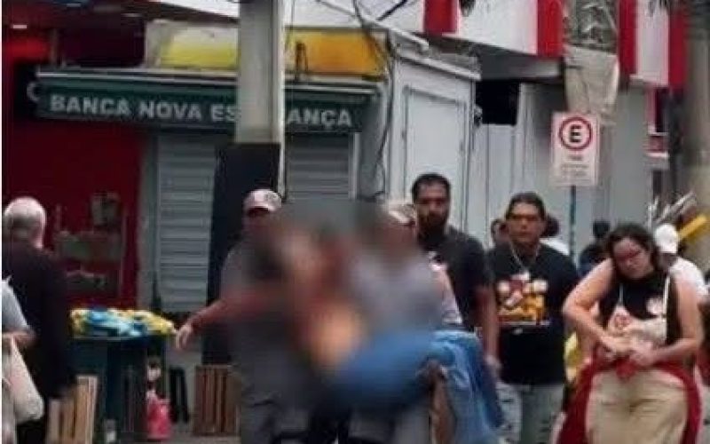 MILITÂNCIA À 50 REAIS, BANDEIRAS E CONFUSÃO, MARCAM VISITA DE LULA ( PT) A SÃO GONÇALO. Comício do petista, deixou a cidade do lado avesso, dando um nó no trânsito e sujeira por todos os lados.