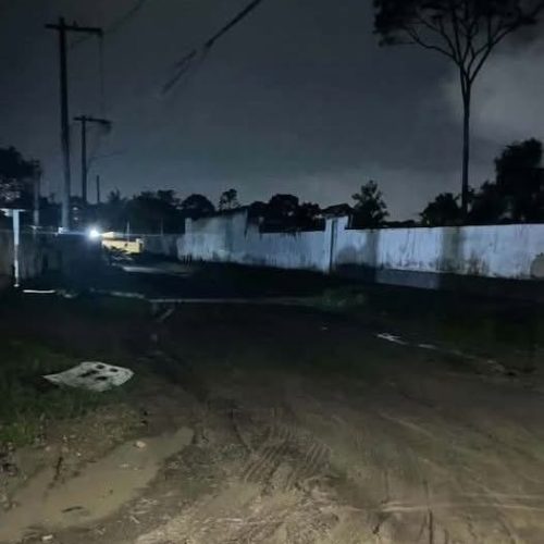 FALTA DE ILUMINAÇÃO E MUITOS BURACOS : ESSA É A REALIDADE DO BAIRRO BANDEIRANTES EM TANGUÁ .