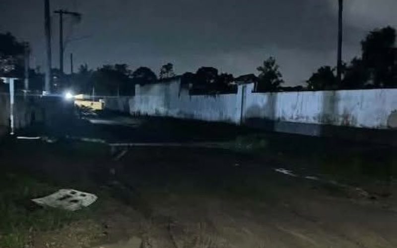 FALTA DE ILUMINAÇÃO E MUITOS BURACOS : ESSA É A REALIDADE DO BAIRRO BANDEIRANTES EM TANGUÁ .