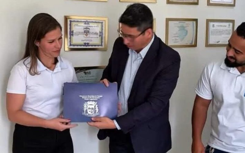 Presidente da Câmara, Serginho do Pinhão, homenageia organizadores da II Corrida e Caminhada H20 em Tanguá